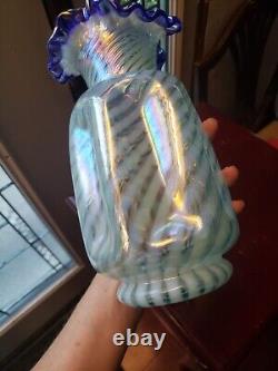 Pince VASE en verre signé FENTON bleu cobalt avec spirale opalescente irisée