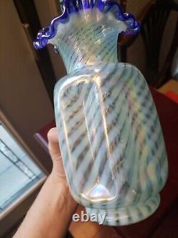 Pince VASE en verre signé FENTON bleu cobalt avec spirale opalescente irisée