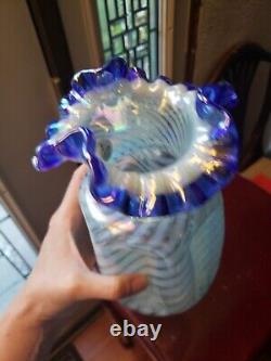 Pince VASE en verre signé FENTON bleu cobalt avec spirale opalescente irisée