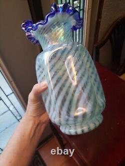 Pince VASE en verre signé FENTON bleu cobalt avec spirale opalescente irisée