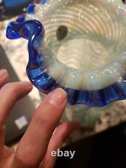 Pince VASE en verre signé FENTON bleu cobalt avec spirale opalescente irisée