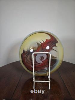 Plat décoratif multicolore au motif de paysage en verre d’atelier britannique contemporain