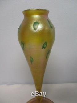 Premierement Signé L. C. Tiffany Art Favrile Verre Bulbous 9 1/8 Vase Avec Feuille Verte