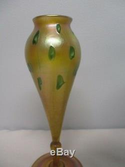 Premierement Signé L. C. Tiffany Art Favrile Verre Bulbous 9 1/8 Vase Avec Feuille Verte