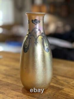 Quezal Antique Signé Vase En Verre D'art Irisé Avec Couche D'argent Sterling 9