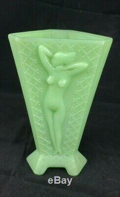 Rare Mckee Jadite Art Déco Femme Nue Dame Debout Tri Sided Triangle Vase