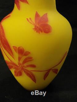 Rare Signé Thomas Webb 2 Couleurs Anglais Cameo Art Glass 6.5 Vase, Papillon