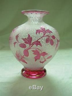 Rare Vase Art 5.5 En Verre Art 5.5 Cameo Rose Avec Des Baies Signé