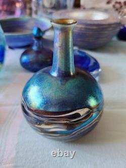 Siddy Langley Vase en verre d’art de studio 2001 à long col bleu blanc irisé signé
