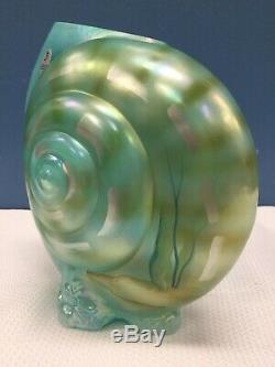 Signé Fenton Art Glass Aquamarine Sea Nautilus Shell Vase Peint À La Main