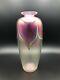 Stuart Abelman 1982 Art Glass Studio Irisé Rose Vase, Signé, 11 T X 5 W