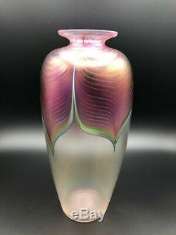 Stuart Abelman 1982 Art Glass Studio Irisé Rose Vase, Signé, 11 T X 5 W