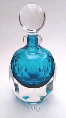 Superbe flacon de parfum en verre britannique taillé en facettes signé Jane Charles