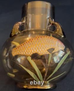 Superbe vase en verre Moser avec peinture émaillée de carpe et de plantes aquatiques vers 1900, République tchèque