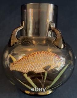 Superbe vase en verre Moser avec peinture émaillée de carpe et de plantes aquatiques vers 1900, République tchèque