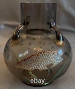 Superbe vase en verre Moser avec peinture émaillée de carpe et de plantes aquatiques vers 1900, République tchèque