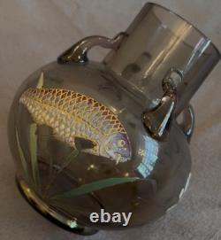 Superbe vase en verre Moser avec peinture émaillée de carpe et de plantes aquatiques vers 1900, République tchèque