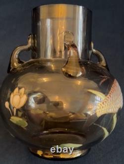 Superbe vase en verre Moser avec peinture émaillée de carpe et de plantes aquatiques vers 1900, République tchèque