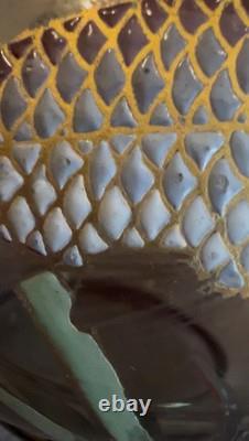 Superbe vase en verre Moser avec peinture émaillée de carpe et de plantes aquatiques vers 1900, République tchèque