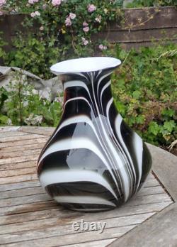Superbe vase en verre artistique noir et blanc en style Murano avec tourbillon lourd