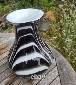 Superbe vase en verre artistique noir et blanc en style Murano avec tourbillon lourd