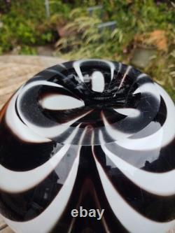 Superbe vase en verre artistique noir et blanc en style Murano avec tourbillon lourd
