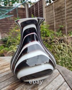 Superbe vase en verre artistique noir et blanc en style Murano avec tourbillon lourd