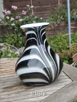 Superbe vase en verre artistique noir et blanc en style Murano avec tourbillon lourd