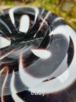 Superbe vase en verre artistique noir et blanc en style Murano avec tourbillon lourd