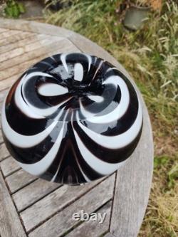Superbe vase en verre artistique noir et blanc en style Murano avec tourbillon lourd
