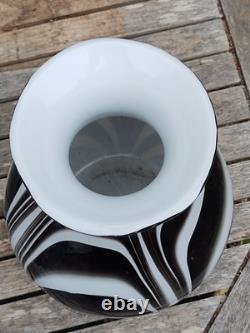 Superbe vase en verre artistique noir et blanc en style Murano avec tourbillon lourd