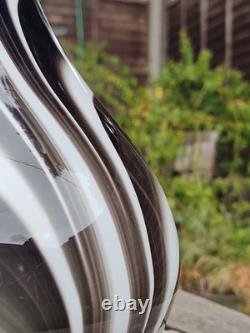 Superbe vase en verre artistique noir et blanc en style Murano avec tourbillon lourd
