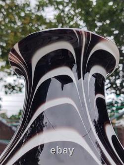 Superbe vase en verre artistique noir et blanc en style Murano avec tourbillon lourd