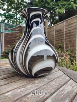 Superbe vase en verre artistique noir et blanc en style Murano avec tourbillon lourd