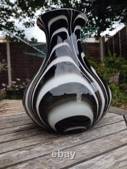 Superbe vase en verre artistique noir et blanc en style Murano avec tourbillon lourd