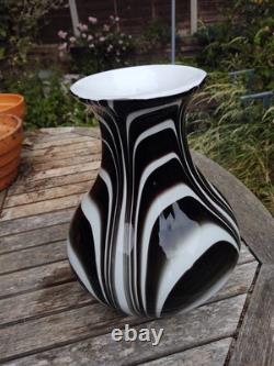 Superbe vase en verre artistique noir et blanc en style Murano avec tourbillon lourd