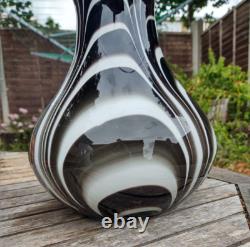 Superbe vase en verre artistique noir et blanc en style Murano avec tourbillon lourd