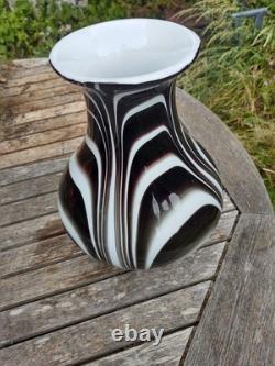 Superbe vase en verre artistique noir et blanc en style Murano avec tourbillon lourd