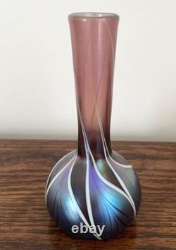 Superbe vase en verre d'art Orient & Flume signé, irisé 1985