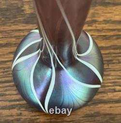 Superbe vase en verre d'art Orient & Flume signé, irisé 1985