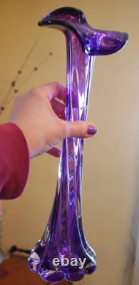 Superbe vase en verre d’art soufflé à la main de 14,25 po, calla twistée, violet et transparent, signé