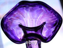 Superbe vase en verre d’art soufflé à la main de 14,25 po, calla twistée, violet et transparent, signé