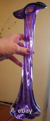 Superbe vase en verre d’art soufflé à la main de 14,25 po, calla twistée, violet et transparent, signé