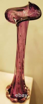 Superbe vase en verre d’art soufflé à la main de 14,25 po, calla twistée, violet et transparent, signé