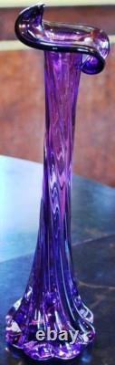 Superbe vase en verre d’art soufflé à la main de 14,25 po, calla twistée, violet et transparent, signé