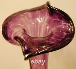Superbe vase en verre d’art soufflé à la main de 14,25 po, calla twistée, violet et transparent, signé