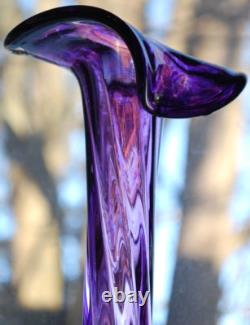 Superbe vase en verre d’art soufflé à la main de 14,25 po, calla twistée, violet et transparent, signé