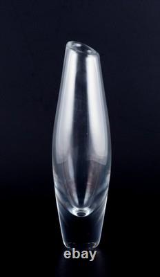 Sven Palmquist pour Orrefors, Suède. Vase en verre artistique haut et élancé en verre clair.