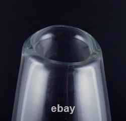 Sven Palmquist pour Orrefors, Suède. Vase en verre artistique haut et élancé en verre clair.