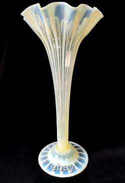 Tall Kempton Victorian Straw Opal Uranium Trompette À Côtes Vase En Verre D'art 1890